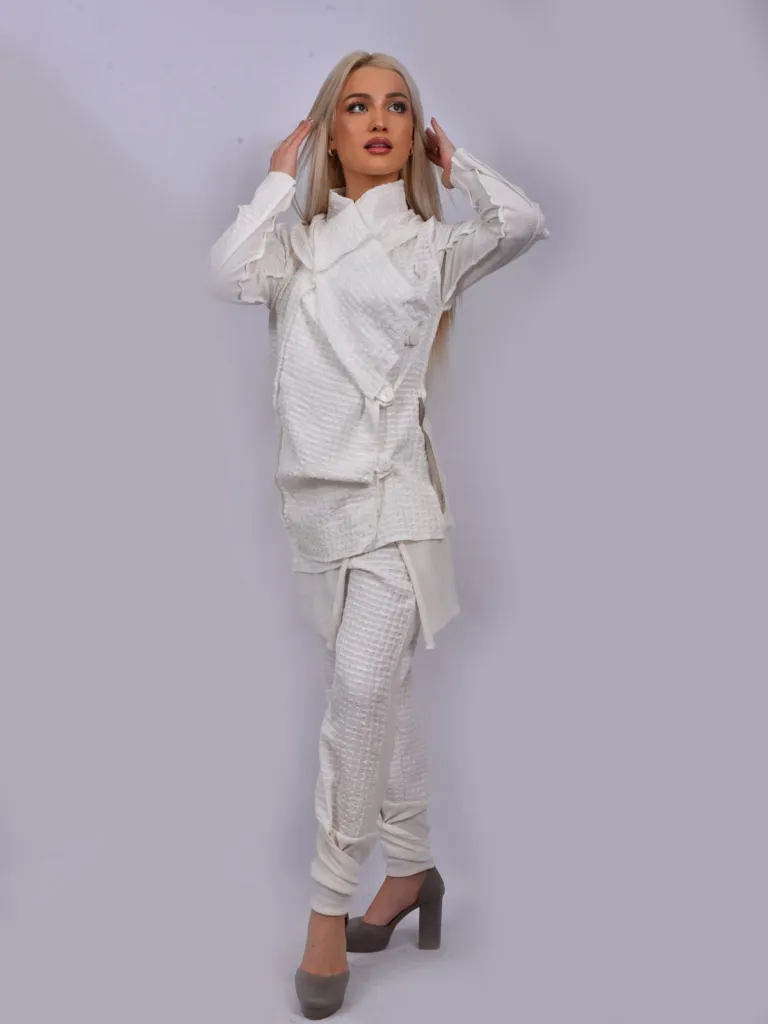 Един от първите продадени тоалети. Модел: Зари Баждарова – Мис Търновград Фото: Нено Вълковски