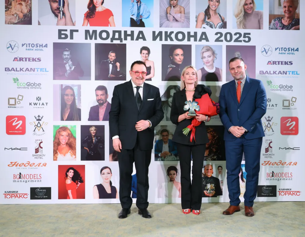 Награждаване на Десислава Минчева – проф. Любомир Стойков, Десислава Минчева и Златимир Йочев. Фото: Академия за мода / Хайлайф