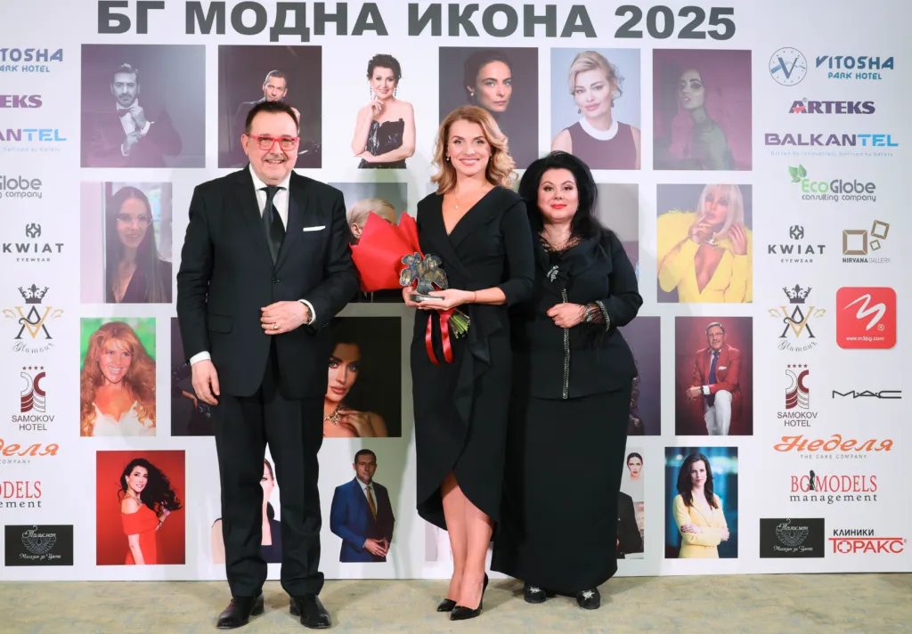 Награждаване на Христина Христова – проф. Любомир Стойков, Христина Христова и Биляна Тончева. Фото: Академия за мода / Хайлайф