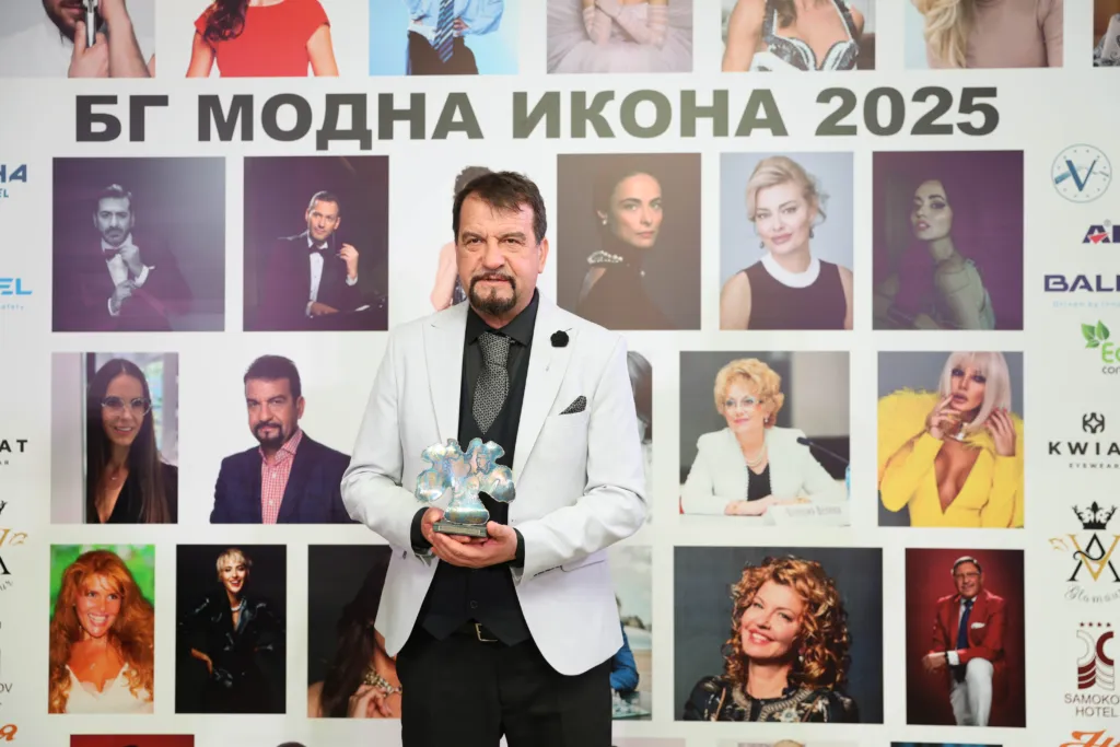 Ники Кънчев - носител на приза „БГ модна икона 2025“ в категория „Телевизионен водещ“. Фото: Академия за мода / Петър Станев