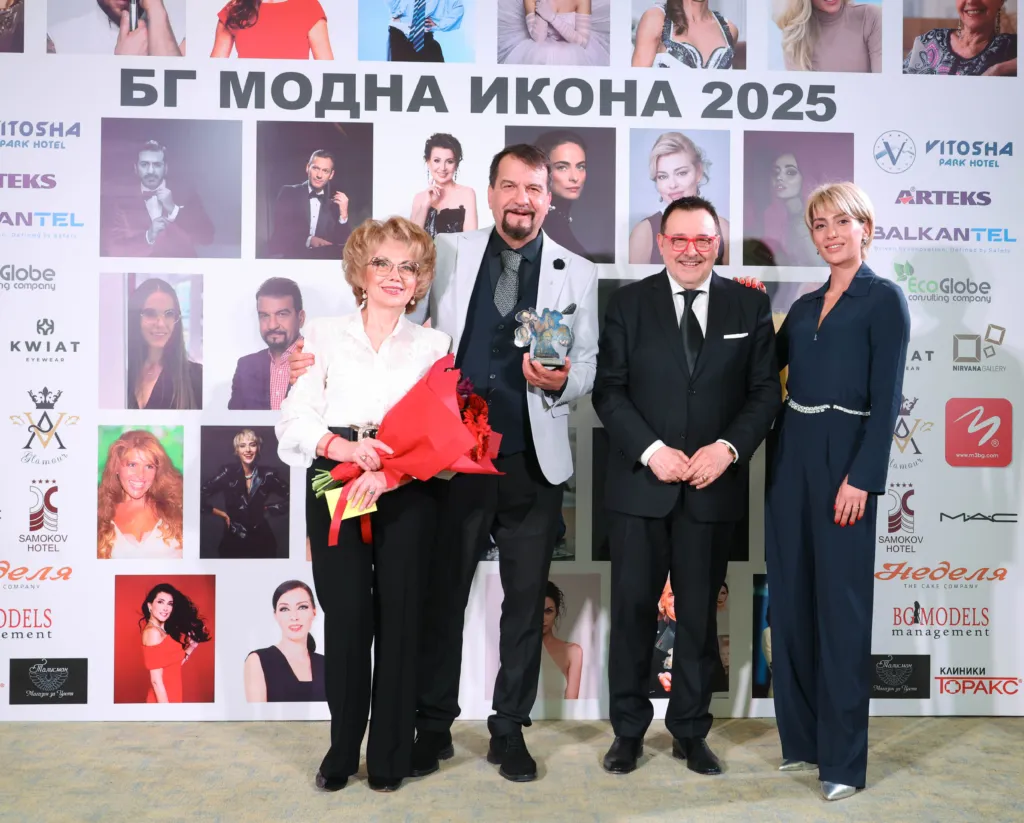 Награждаване на Ники Кънчев – Валерия Велева, Ники Кънчев, проф. Любомир Стойков и Ромина Андонова - Тасевска. Фото: Академия за мода / Хайлайф