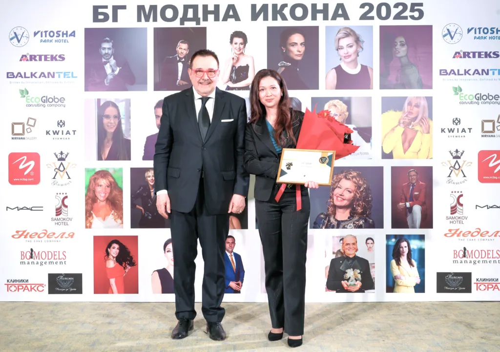 Проф. Любомир Стойков и Анита Иванова - репортер в „Труд news“, която получи специално отличие за качествена лайфстайл журналистика. Фото: Академия за мода / Хайлайф