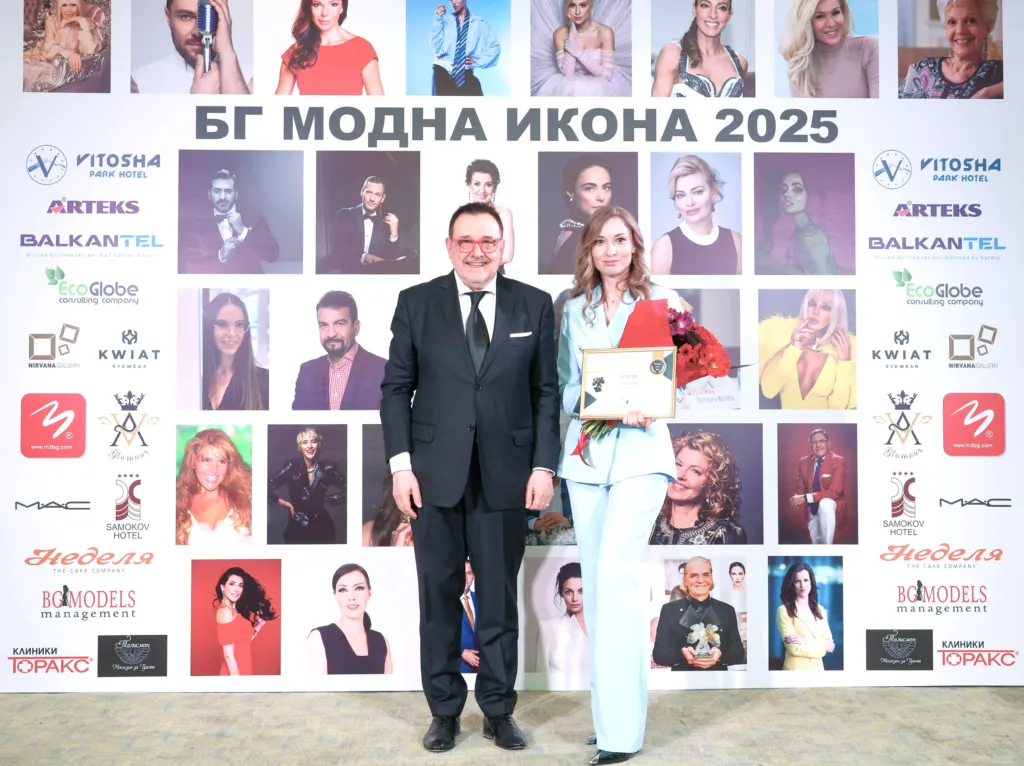 Проф. Любомир Стойков и Лора Борисова - журналист и редактор в Епицентър, която получи специално отличие за качествена лайфстайл журналистика. Фото: Академия за мода / Хайлайф