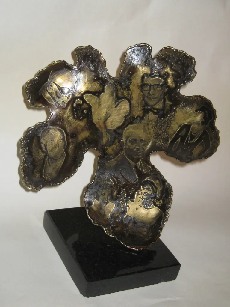 Пластиката „БГ модна икона”, изработена от уникалния български бижутер – Анжело Красини.
Фото: © Академия за мода