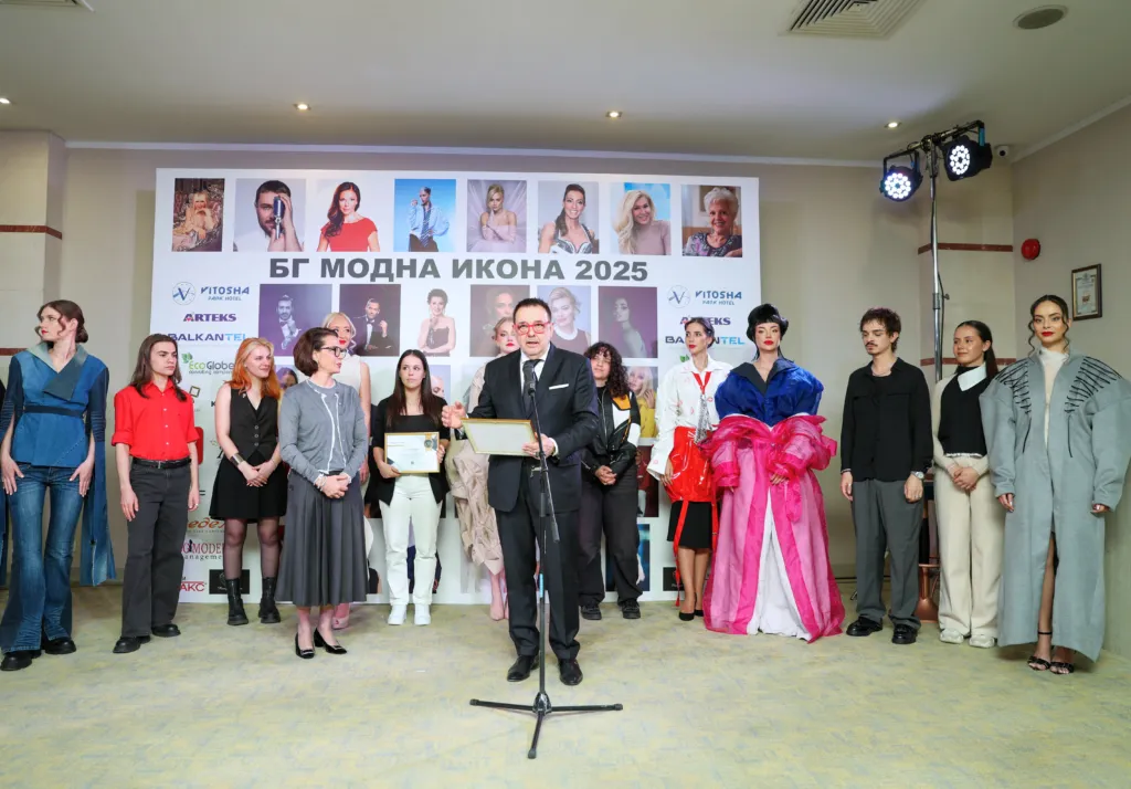 Проф. Любомир Стойков, проф. Яна Костадинова заедно със студентите по „Мода“ от НХА. Фото: Академия за мода / Петър Станев