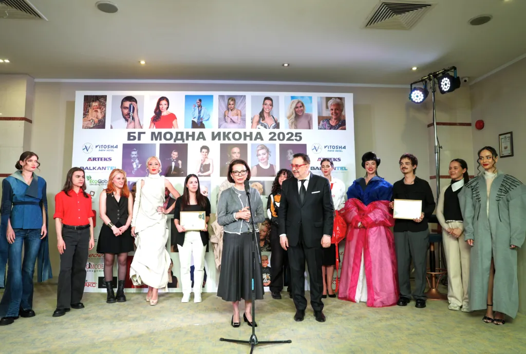 Проф. Яна Костадинова, проф. Любомир Стойков заедно със студентите по „Мода“ от НХА. Фото: Академия за мода / Петър Станев