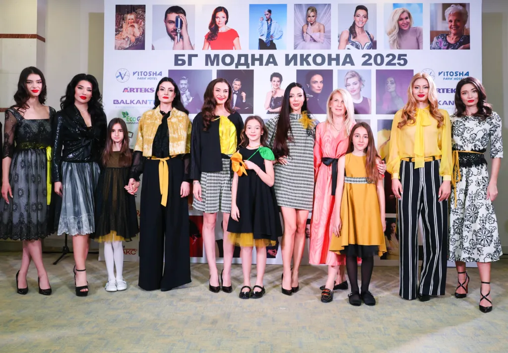 Д-р Росица Рангелова на финала на ревюто с манекените, представили колекция „Заедно“. Фото: Академията за мода / Хайлайф