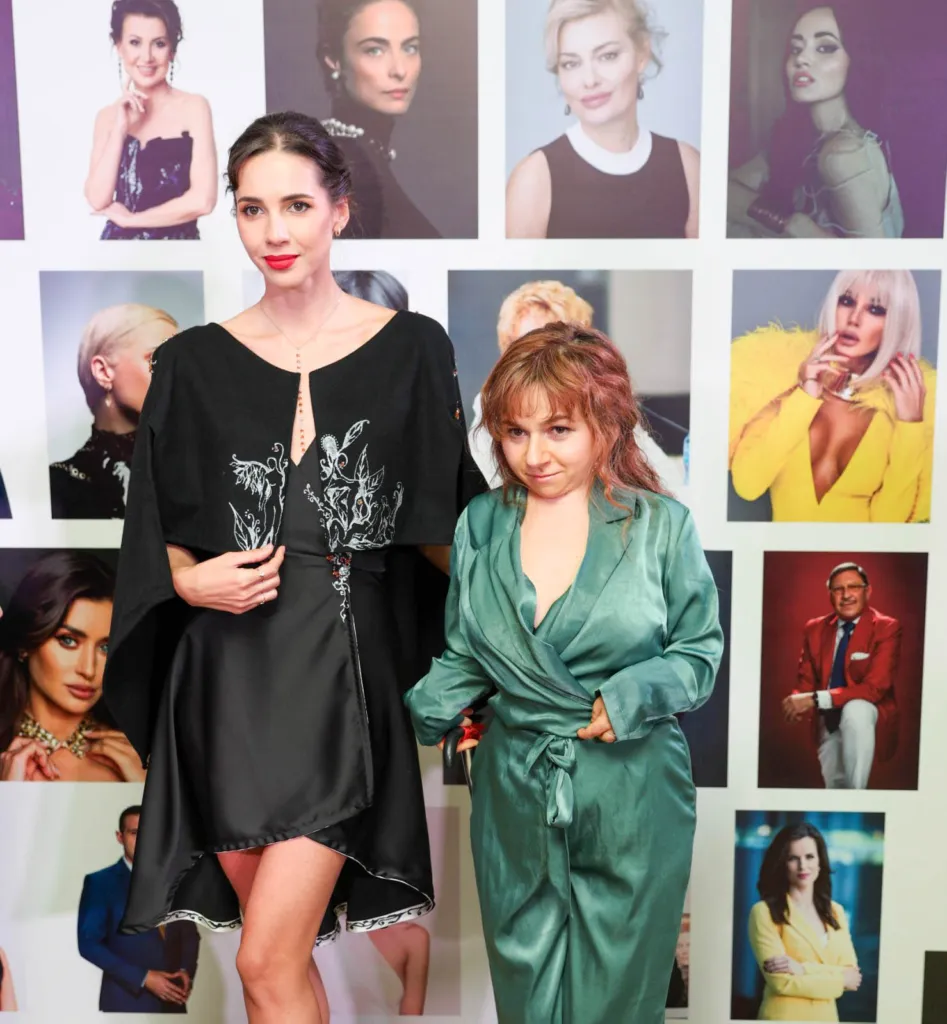 Моника Господинова с модела, представил нейното предложение „Идол“. Фото: Академия за мода / Петър Станев