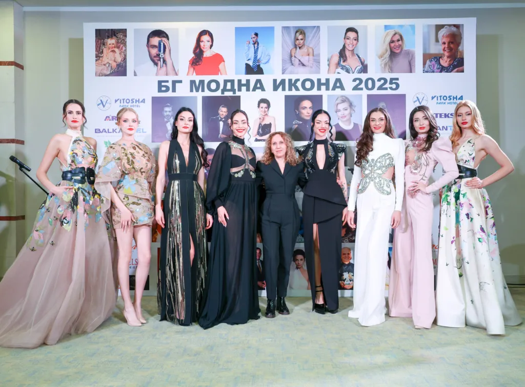 Николета Фархат на финала на ревюто с манекените, представили колекция „Завръщане“. Фото: Академията за мода / Хайлайф