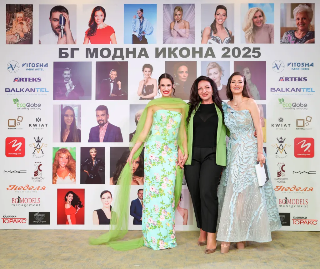 Поля Кинова заедно с модела, представил предложение от най-новата ѝ колекция Spring/Summer 2026 и водещата Гери Дончева Янков, облечена с тоалет на модна къща Paloma Fashion. Фото: Академия за мода / Петър Станев