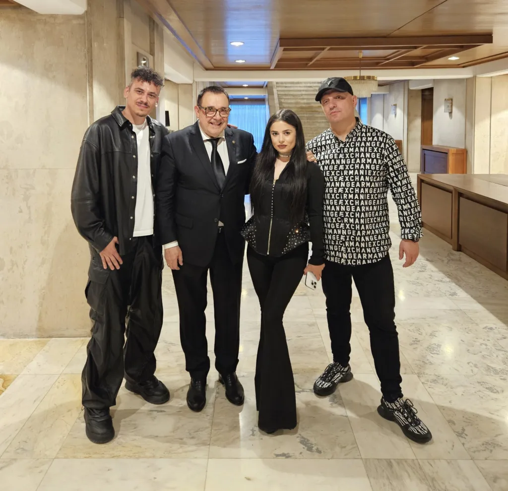 Проф. Любомир Стойков заедно с групата Deep Zone, която също забавляваше абитуриентите. Фото: Академия за мода