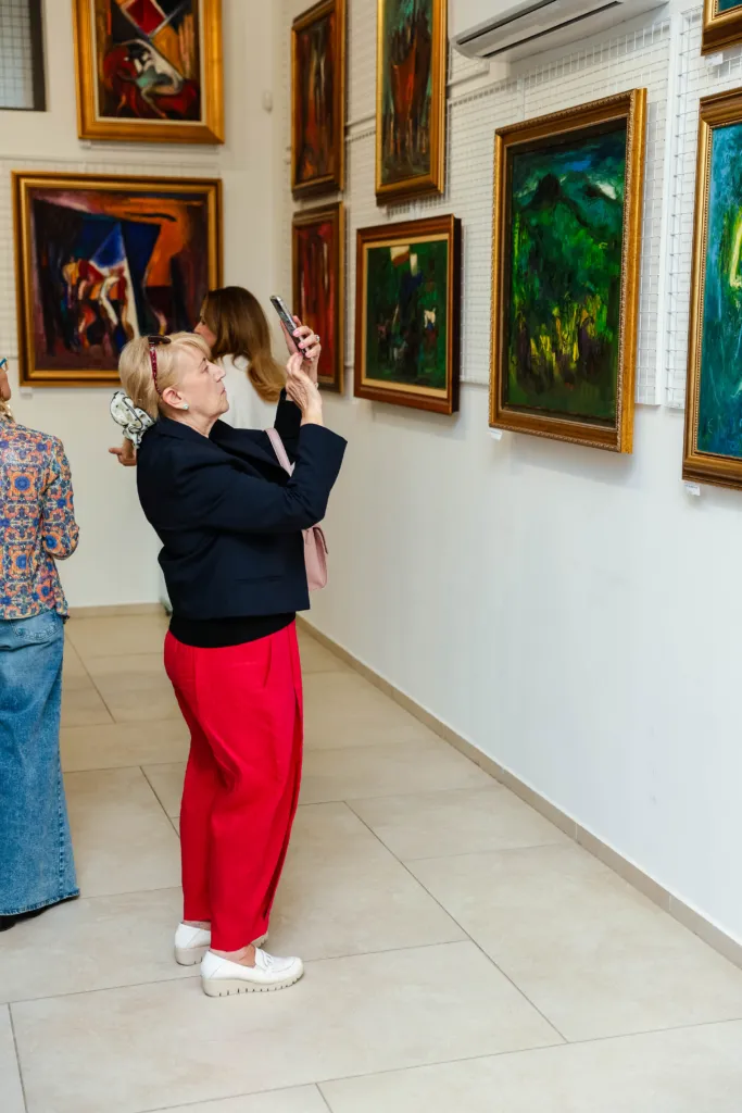 Гости на изложбата. Фото: Алма комуникация / Петър Станев