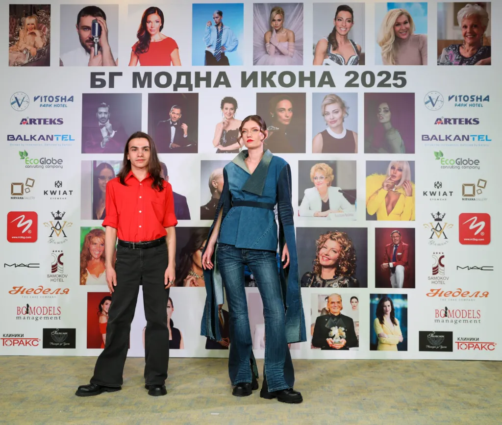 Мартин Христов и моделът, който представя негово предложение. Фото: Академия за мода / Петър Станев