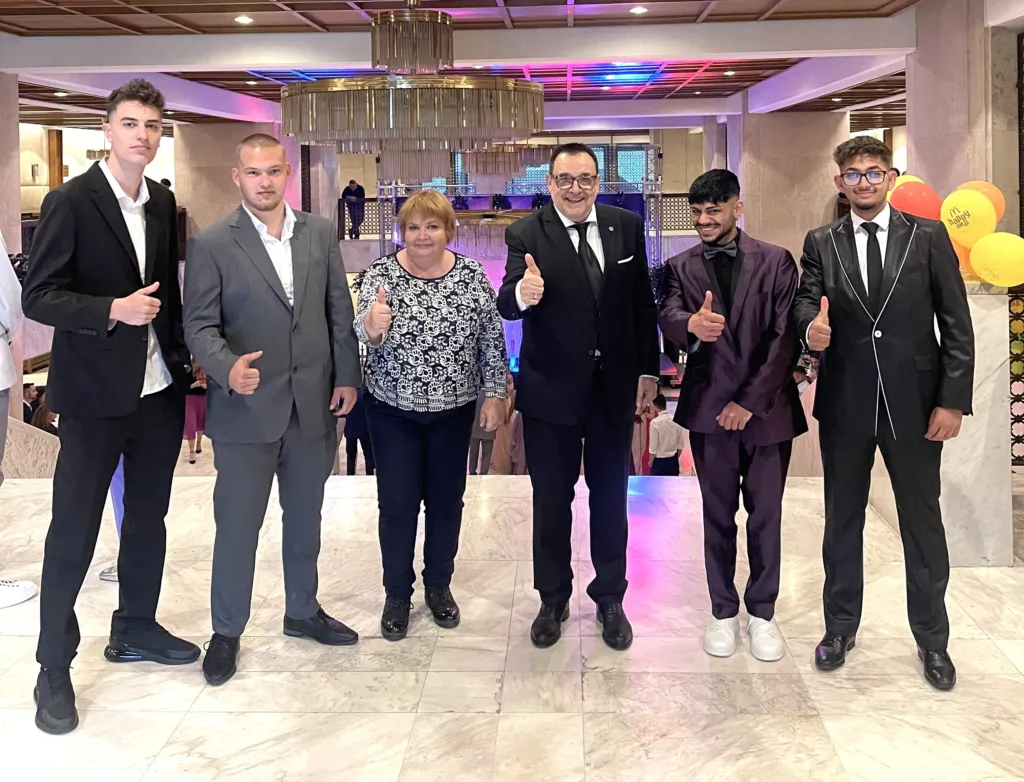 Проф. Любомир Стойков заедно със Севдалина Джонгарска и абитуриенти, облечени в костюми на модна къща „Агресия“. Фото: Академия за мода