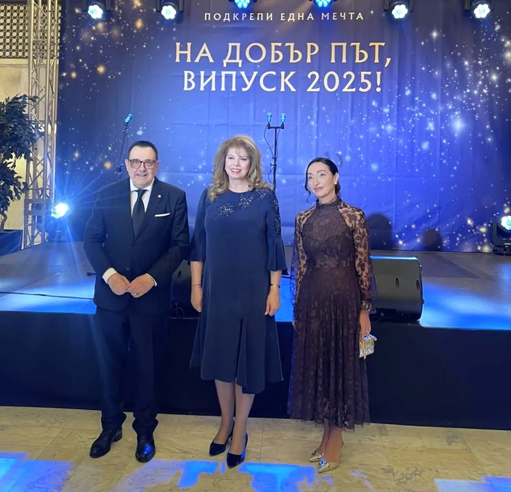 Проф. Любомир Стойков, вицепрезидентът Илияна Йотова и Елена Кристиано. Фото: Академия за мода