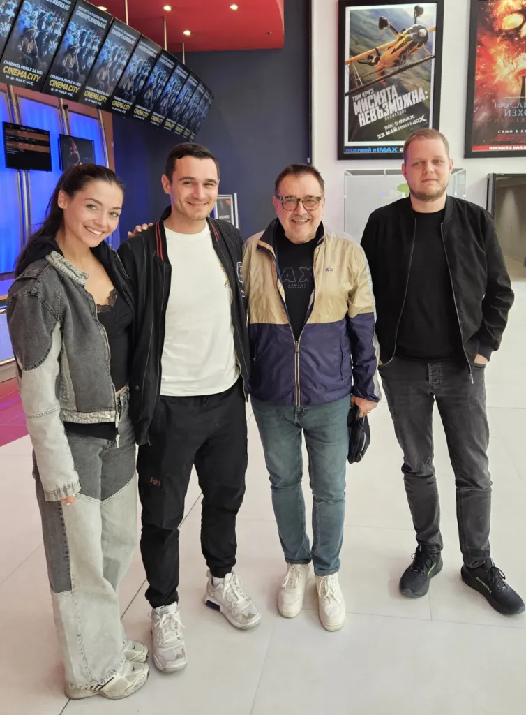 Проф. Любомир Стойков заедно с Мирела Илиева, Юлиан Костов и Калин Стойков на предварителната медийна прожекция на филма "Мисията невъзможна: Възмездие". Фото: Личен архив на проф. Любомир Стойков