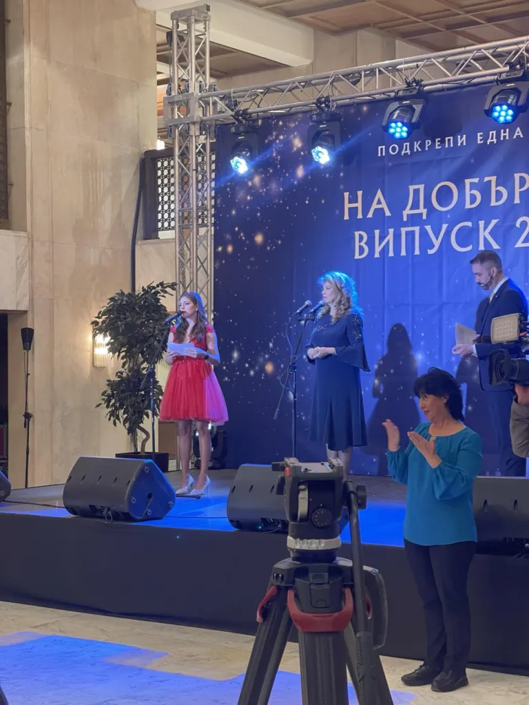 Мария Методиева по време на словото си, облечена в рокля на Стоян Радичев. Фото: Академия за мода