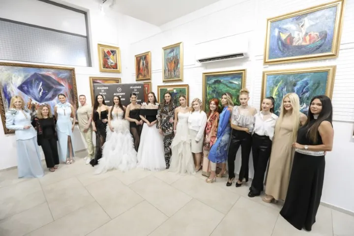 Кристина Несторова (в тоалет на Николета Фархат), Николета Фархат, Кристиана Йорданова (в тоалет на Николета Фархат), Антон Филипов (в тоалет на Милена Петрова), Жана Янева и Гери Дончева Янков (в тоалети на Стоян Радичев), Александра Кръстева, Ивет Бианки и Камелия Симеонова (в тоалети на Ивет Бианки), Илияна Борисова (в бижута на Наталия Йолова), Наталия Йолова, Лиляна Петрова – Лулу, Камелия Димитрова (в тоалет на Лулу), Виктория Югова (в тоалет на Боряна Колева), Боряна Колева, Вероника Стефанова (в тоалет на Таня Ян) и Таня Ян. Фото: Академия за мода / Петър Станев