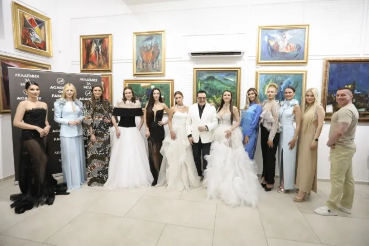 Проф. Любомир Стойков заедно с моделите Александра Кръстева (в тоалет на Ивет Бианки), Кристина Несторова (в тоалет на Николета Фархат), Камелия Симеонова и Ивет Бианки (в тоалети на Ивет Бианки), Жана Янева (в тоалет на Стоян Радичев), Илияна Борисова (с бижута на Наталия Йолова), Гери Дончева Янков (в тоалет на Стоян Радичев), Камелия Димитрова (с тоалет на Лулу), Виктория Югова (в тоалет на Боряна Колева), Кристияна Йорданова (в тоалет на Николета Фархат), Вероника Стефанова (в тоалет на Таня Ян) и Антон Филипов (в тоалет на Милена Петрова). Фото: Академия за мода / Петър Станев