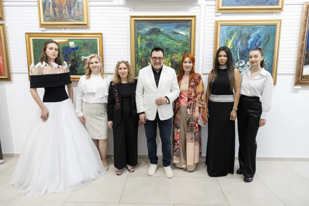 Проф. Любомир Стойков заедно с дизайнерите Ивет Бианки, Наталия Йолова, Николета Фархат, Лиляна Петрова – Лулу, Таня Ян и Боряна Колева. Фото: Академия за мода / Петър Станев