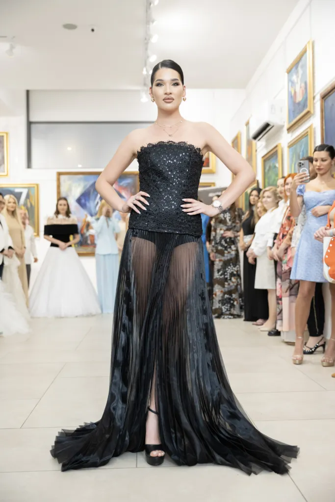 Александра Кръстева в тоалет на Ивет Бианки. Фото: Академия за мода / Петър Станев