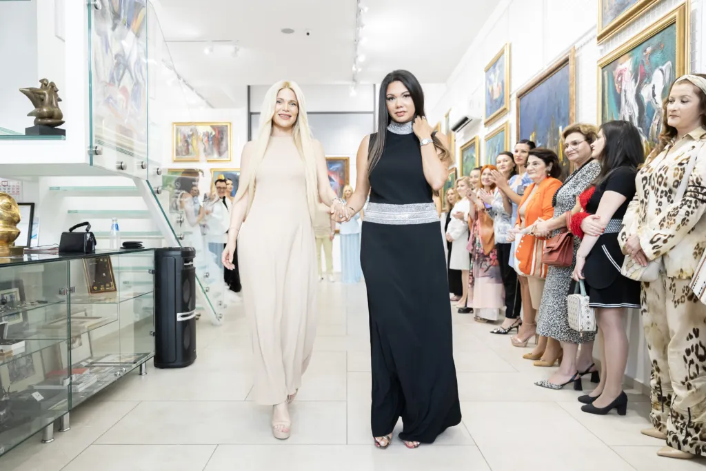 Таня Ян заедно с модела Вероника Стефанова в неин тоалет. Фото: Академия за мода / Петър Станев