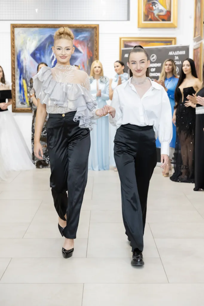 Боряна Колева заедно с модела Виктория Югова в неин тоалет. Фото: Академия за мода / Петър Станев