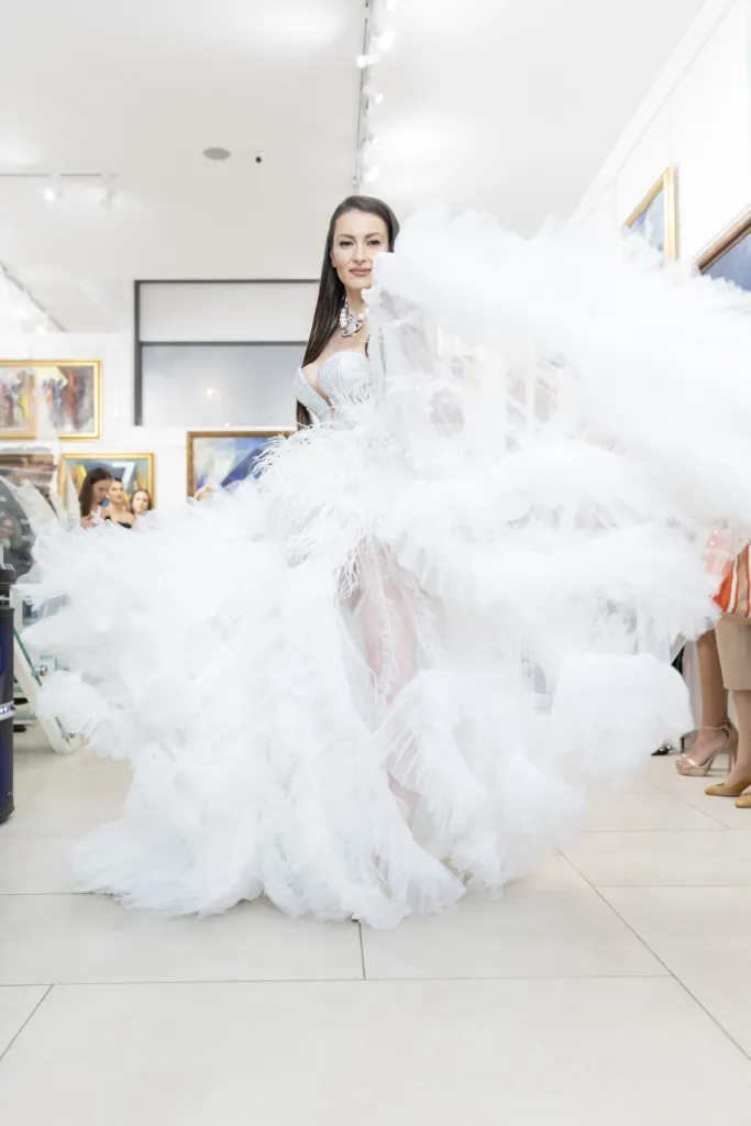 Водещата Гери Дончева Янков в тоалет на Стоян Радичев. Фото: Академия за мода / Петър Станев