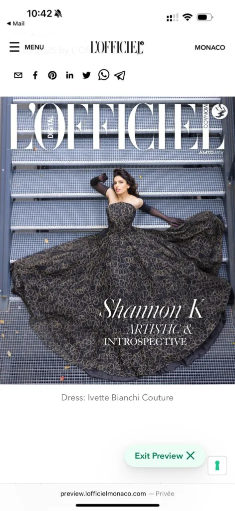 Шанън К. – певица и изпълнител на саундтрака към Tanvi The Great, представен по време на фестивала, която позира за дигиталната корица на престижното списание L’Officiel Monaco, облечена в тоалет на Ивет Бианки.
Фото: Greg Alexander