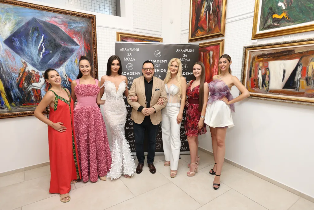 Проф. Любомир Стойков заедно с моделите, участвали във Вечерта на стила на тема „Лятото на любовта“. Фото: Академия за мода / Петър Станев