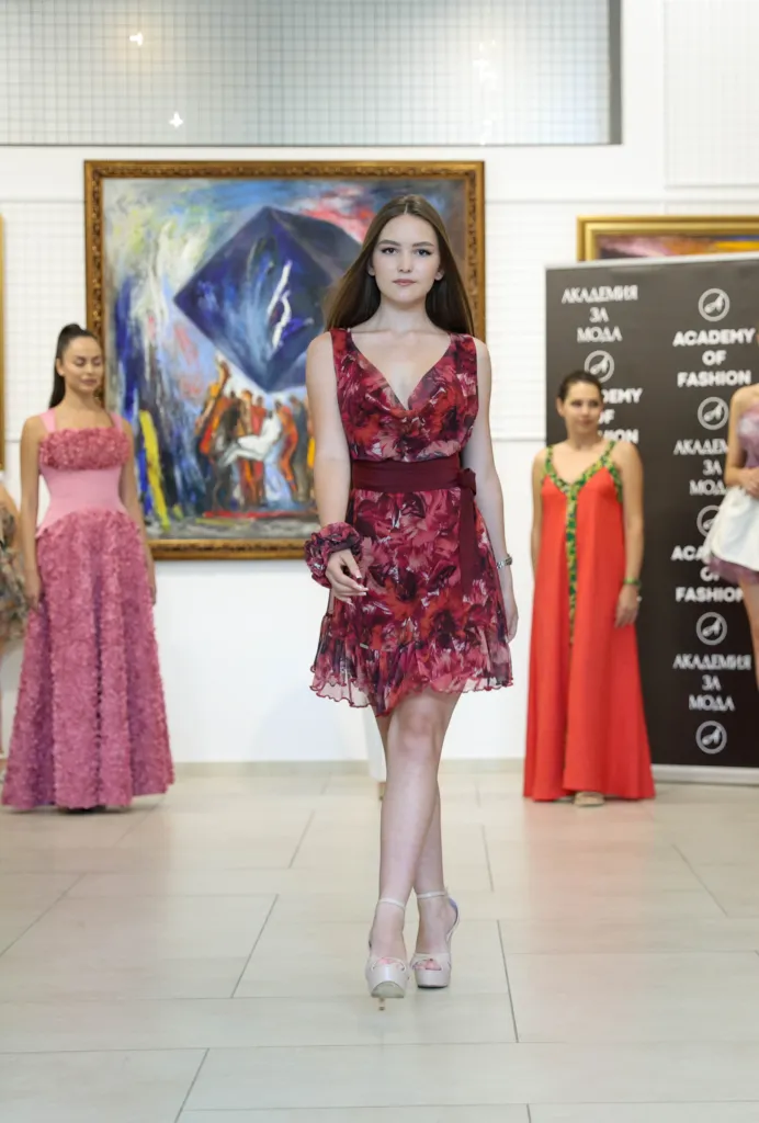 Алексиана Георгиева в тоалет на Албена Иванова Деянова. Фото: Академия за мода / Петър Станев