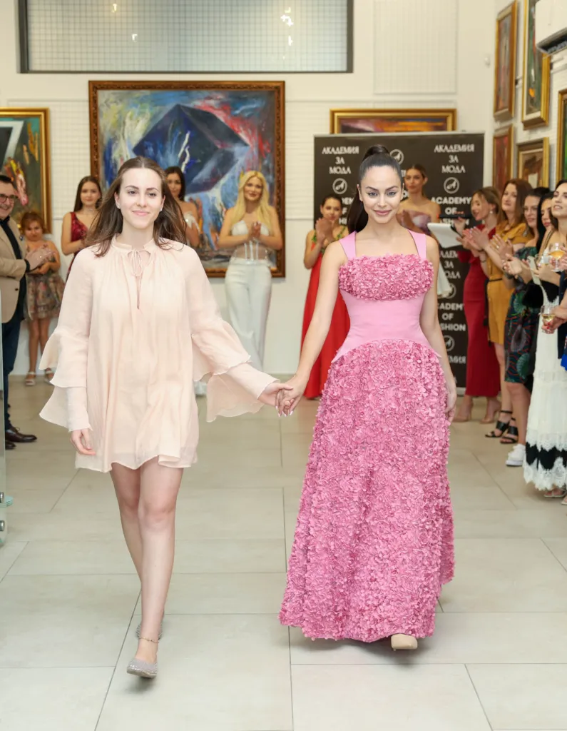 Ивет Бианки заедно с модела Виктория Лазарова в неин тоалет. Фото: Академия за мода / Петър Станев