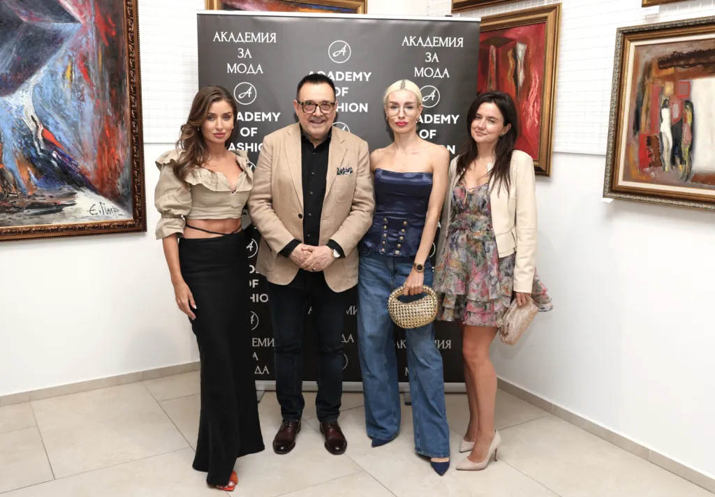 Проф. Любомир Стойков заедно със Саня Борисова, Гергана Зефирова и тяхна приятелка. Фото: Академия за мода / Петър Станев