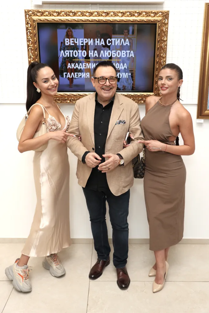 Проф. Любомир Стойков заедно с Виктория Лазарова и Васи Якова. Фото: Академия за мода / Петър Станев