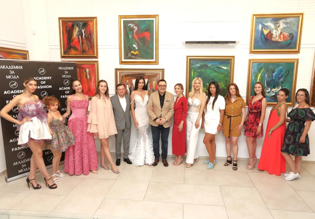 Проф. Любомир Стойков, Христо Дурчев, Марина Кискинова заедно с моделите и дизайнерите, участвали във Вечерта на стила на тема „Лятото на любовта“. Фото: Академия за мода / Петър Станев