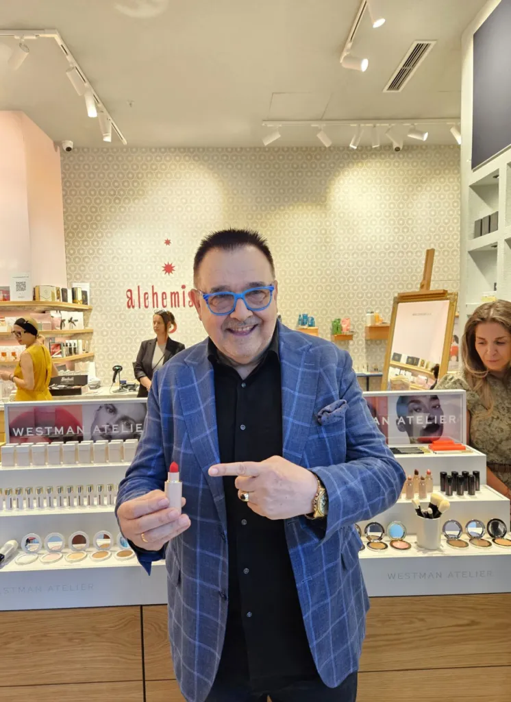 Проф. Любомир Стойков показва любимото червило на Тейлър Суифт. Фото: Алма комуникация