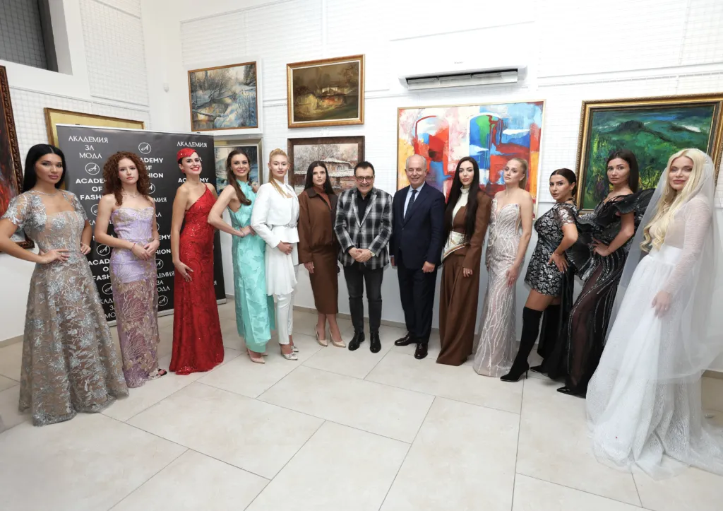 Проф. Любомир Стойков и Н.Пр. Марчело Апичела заедно с моделите, участвали във Вечерта на стила на тема „Поклон пред Армани“.
Фото: Академия за мода / Петър Станев