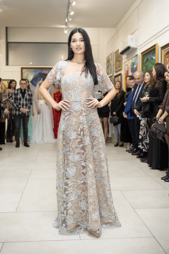 Александра Кръстева в тоалет на Ивет Бианки. Фото: Академия за мода / Петър Станев