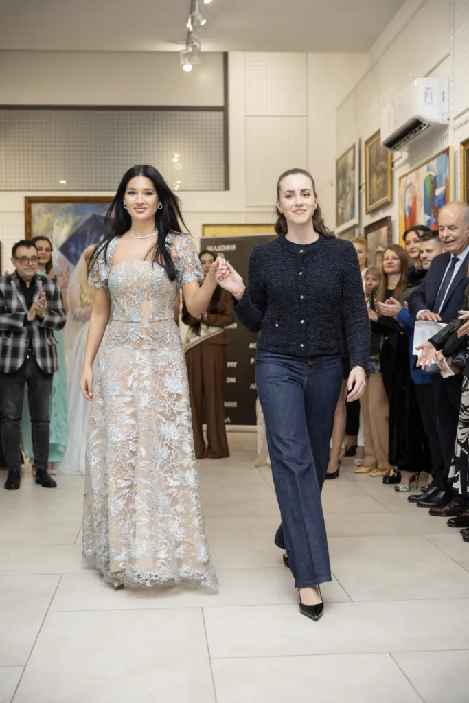 Ивет Бианки заедно с модела Александра Кръстева в неин тоалет.
Фото: Академия за мода / Петър Станев