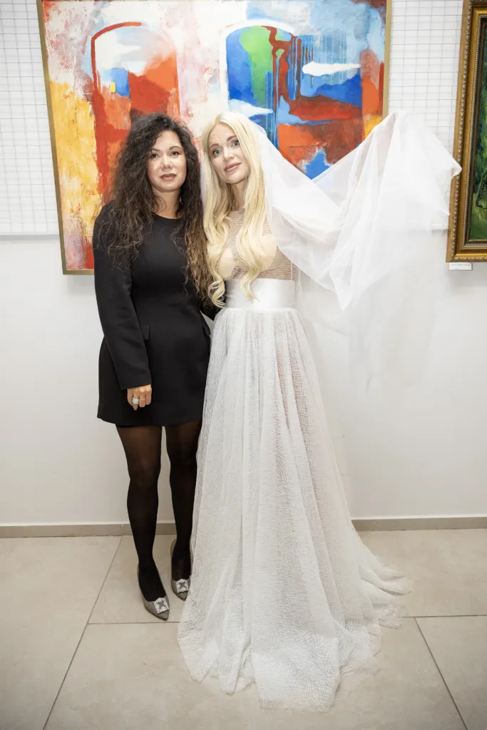 Таня Ян заедно с модела Вероника Стефанова в неин тоалет.
Фото: Академия за мода / Петър Станев