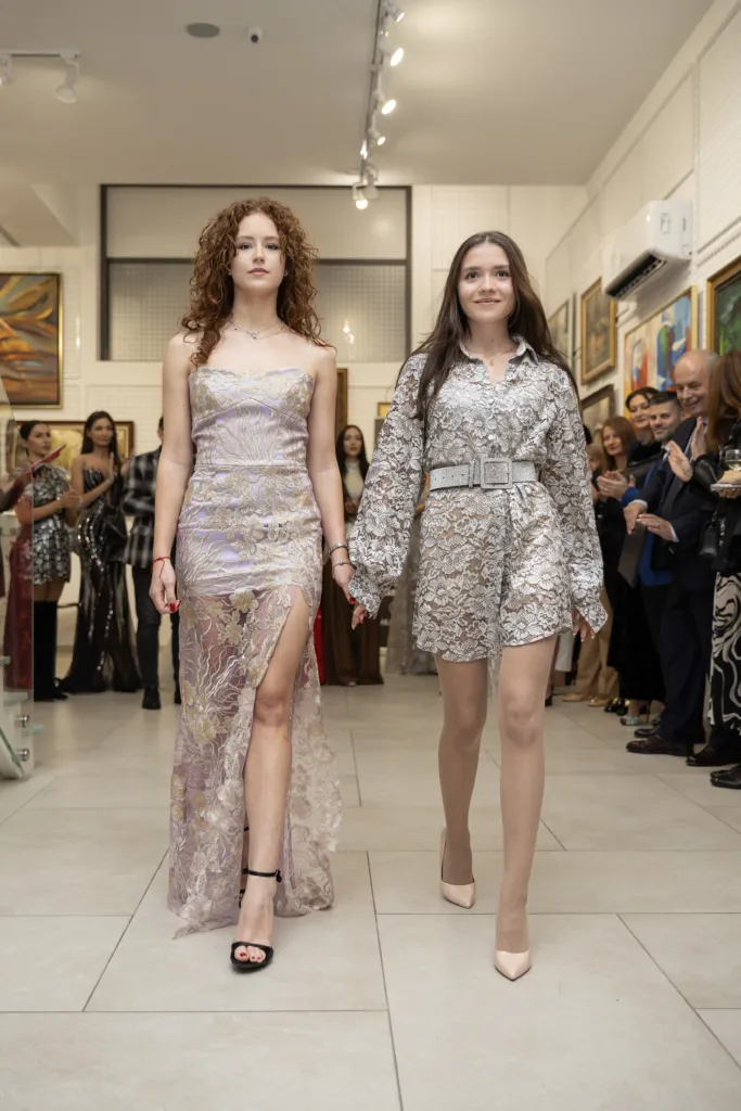 Борислава Борисова заедно с модела Николета Георгиева в неин тоалет.
Фото: Академия за мода / Петър Станев