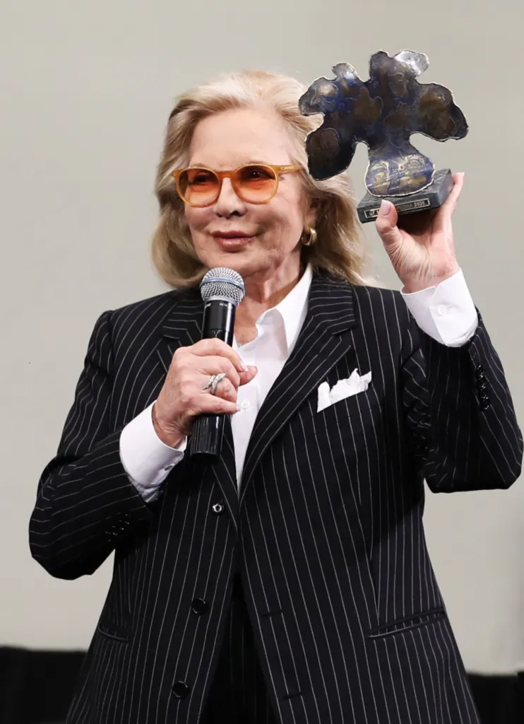 Силви Вартан със статуетката „БГ модна икона 2025“. Фото: Академия за мода / Петър Станев