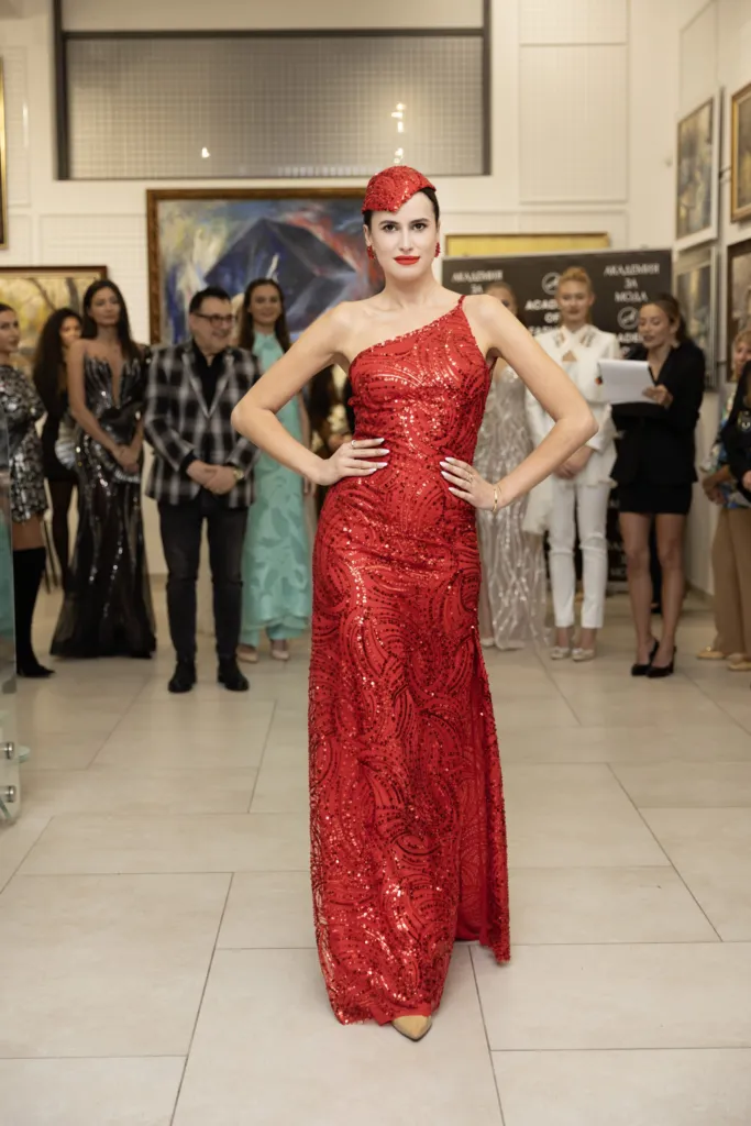 Кристияна Йорданова в тоалет на Поля Кинова. Фото: Академия за мода / Петър Станев