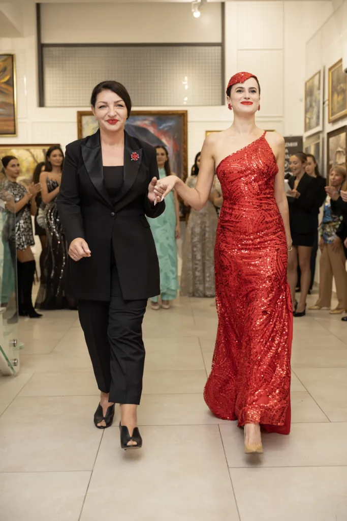 Поля Кинова заедно с модела Кристияна Йорданова в неин тоалет.
Фото: Академия за мода / Петър Станев