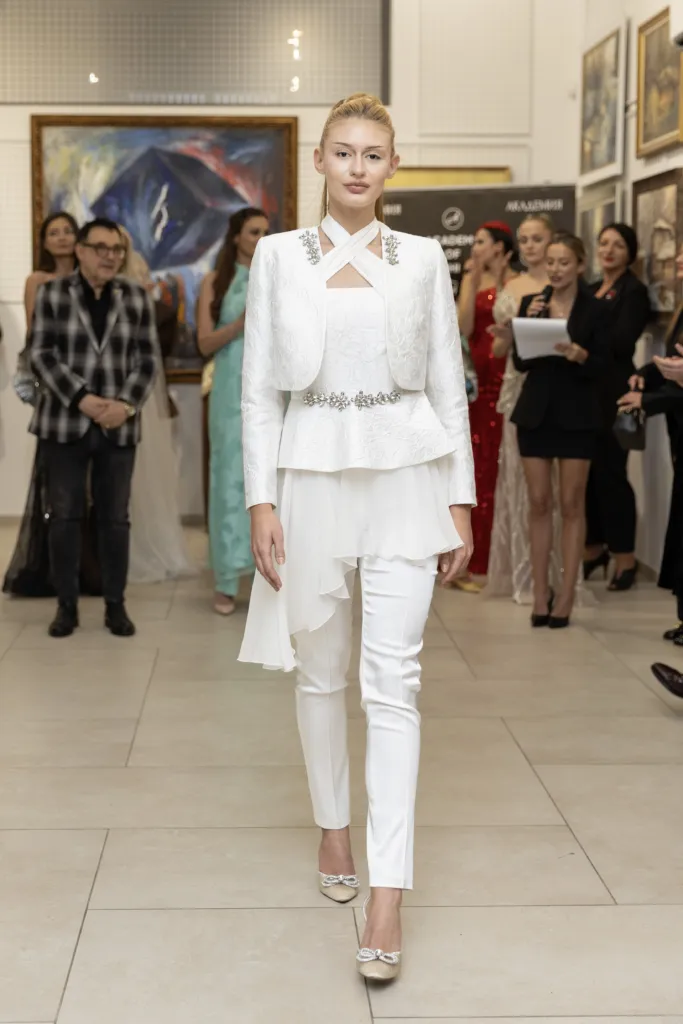 Виктория Югова в тоалет на Нели Колева.
Фото: Академия за мода / Петър Станев