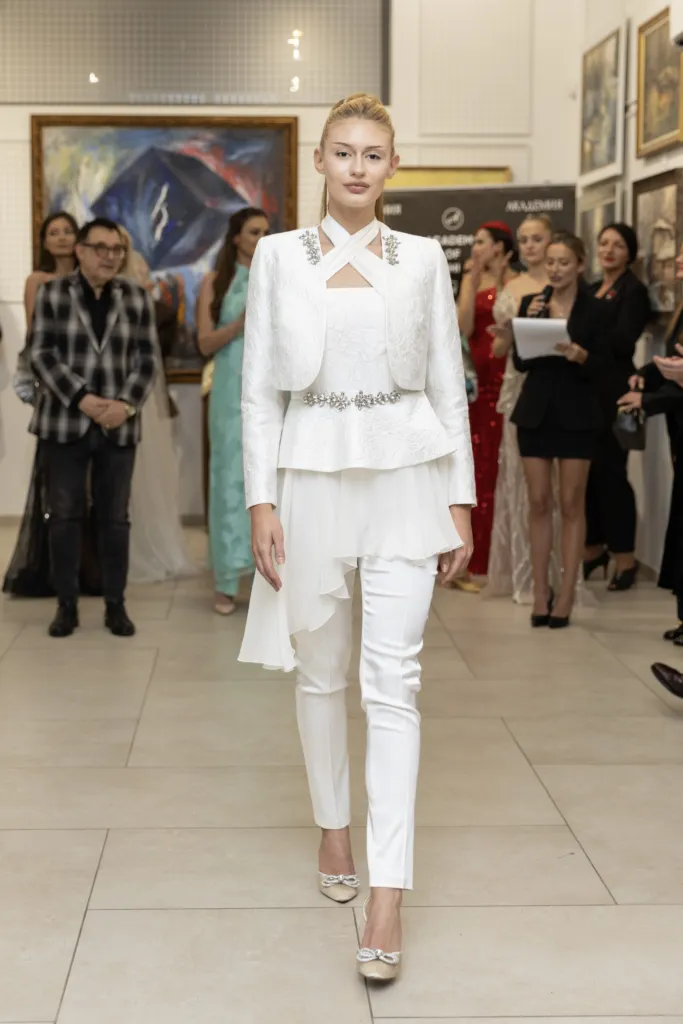 Виктория Югова в тоалет на Нели Колева. Фото: Академия за мода / Петър Станев