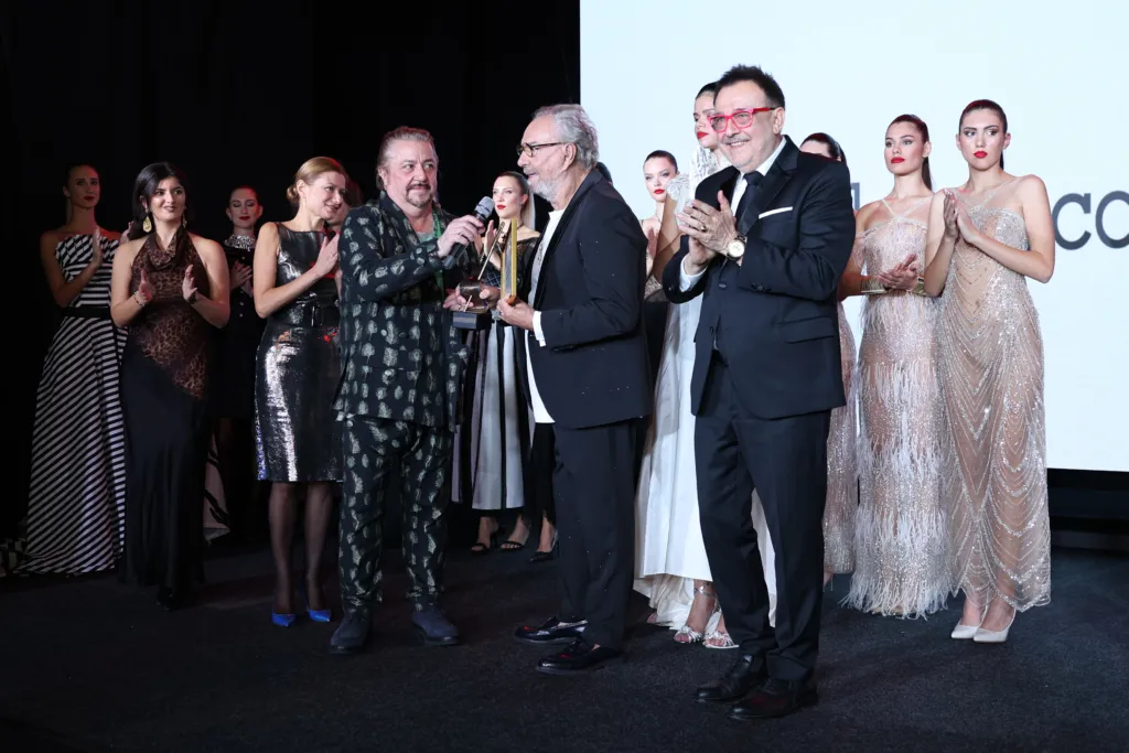 Церемония по награждаването на Роко Бароко със Златна игла на Академията за мода в категория „Най-добър чуждестранен дизайнер“ за 2025 година. Фото: Академия за мода / Петър Станев