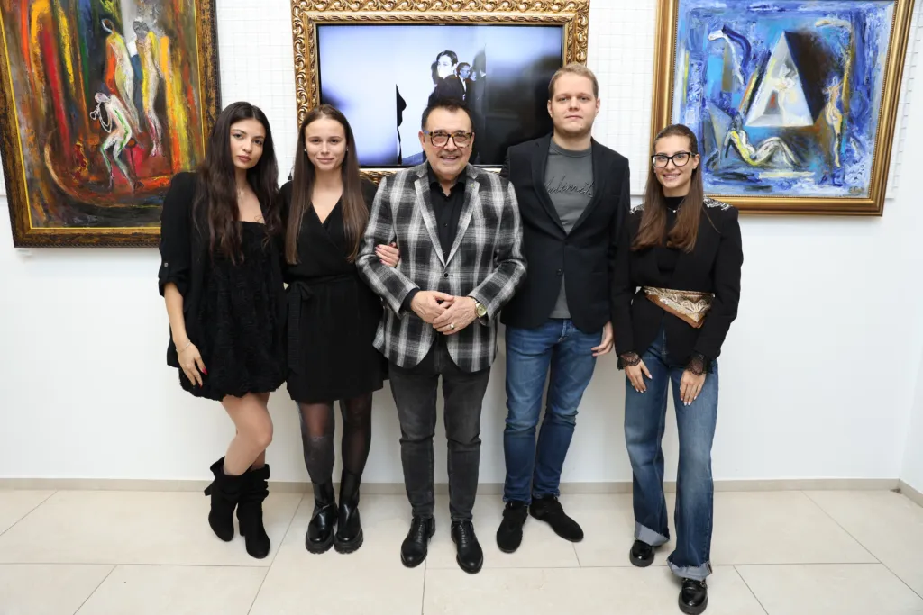 Проф. Любомир Стойков заедно с Мария Димитрова, Хелена Тодорова, Калин Стойков и Камелия Жирова.
Фото: Академия за мода / Петър Станев