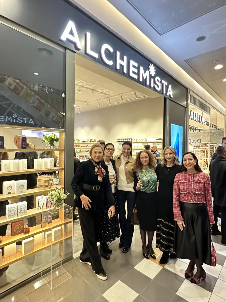 Цецка Караджова, Елена Кристиано и гости на откриването на бутик Alchemista. Фото: Alchemista