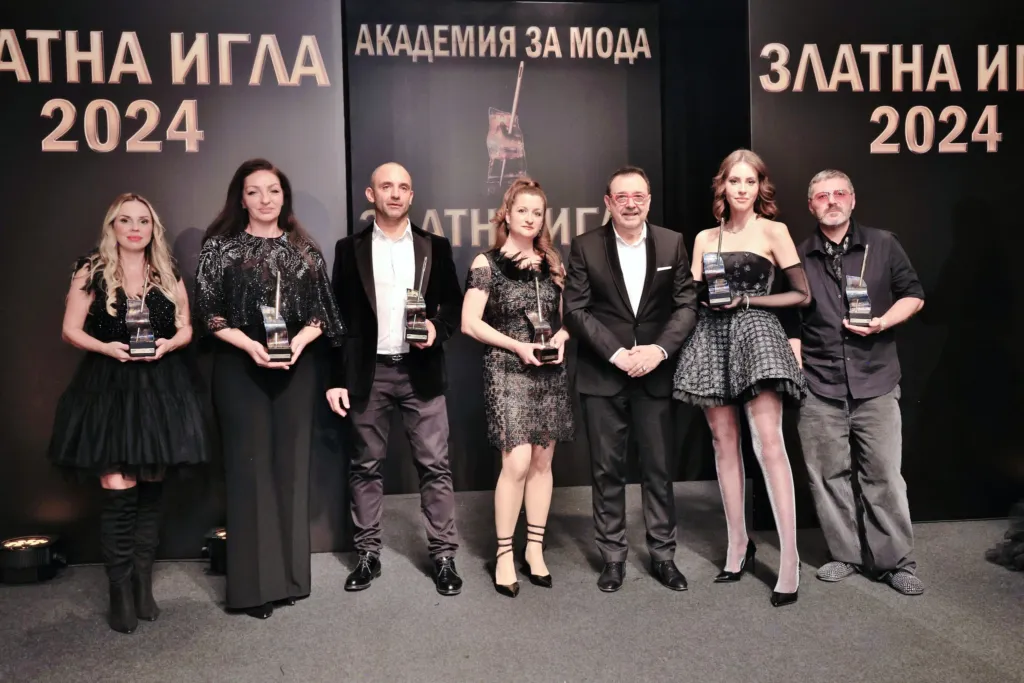 Проф. Любомир Стойков заедно с дизайнерите - носители на приза „Златна игла 2024“. 
Фото: Академия за мода / Хайлайф